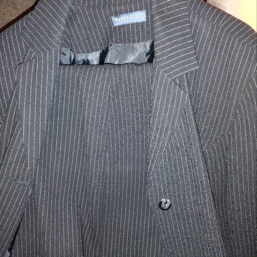 Karen Scott, Pinstripe Pants suit. Blk, size 20w.  Fully lined , loo ike new.